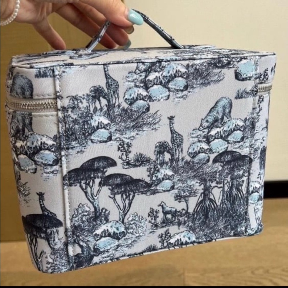 🎉HP🎉 Dior Beauty Around The World Vanity Cosmetic Bag Blue Toile Print Bag - Picture 2 of 12